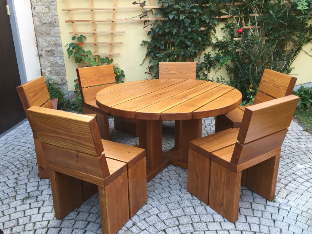 Sitzgruppe mit rundem Tisch in Douglasie Scholz Holz